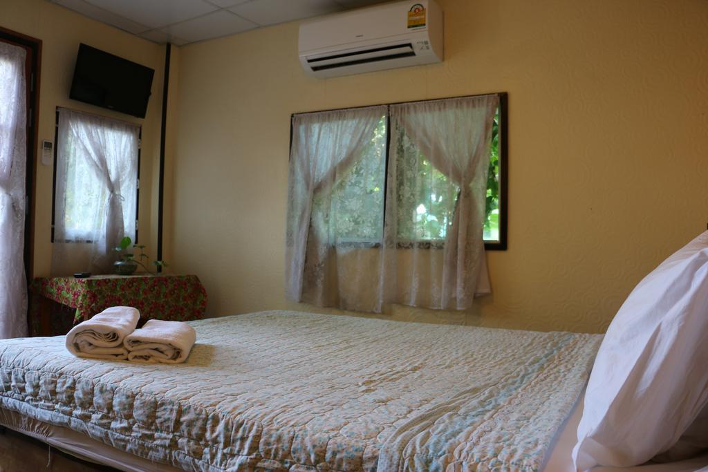 Noom Guesthouse Лопбури Экстерьер фото