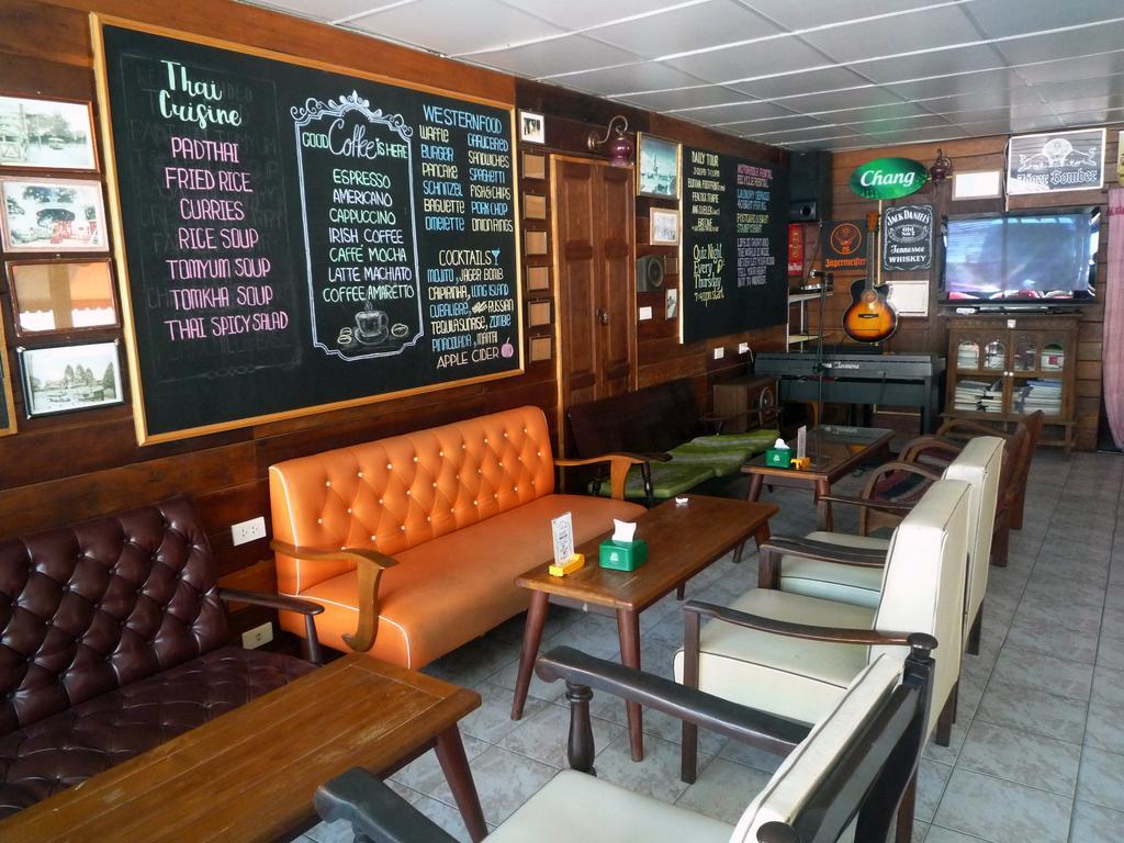 Noom Guesthouse Лопбури Экстерьер фото