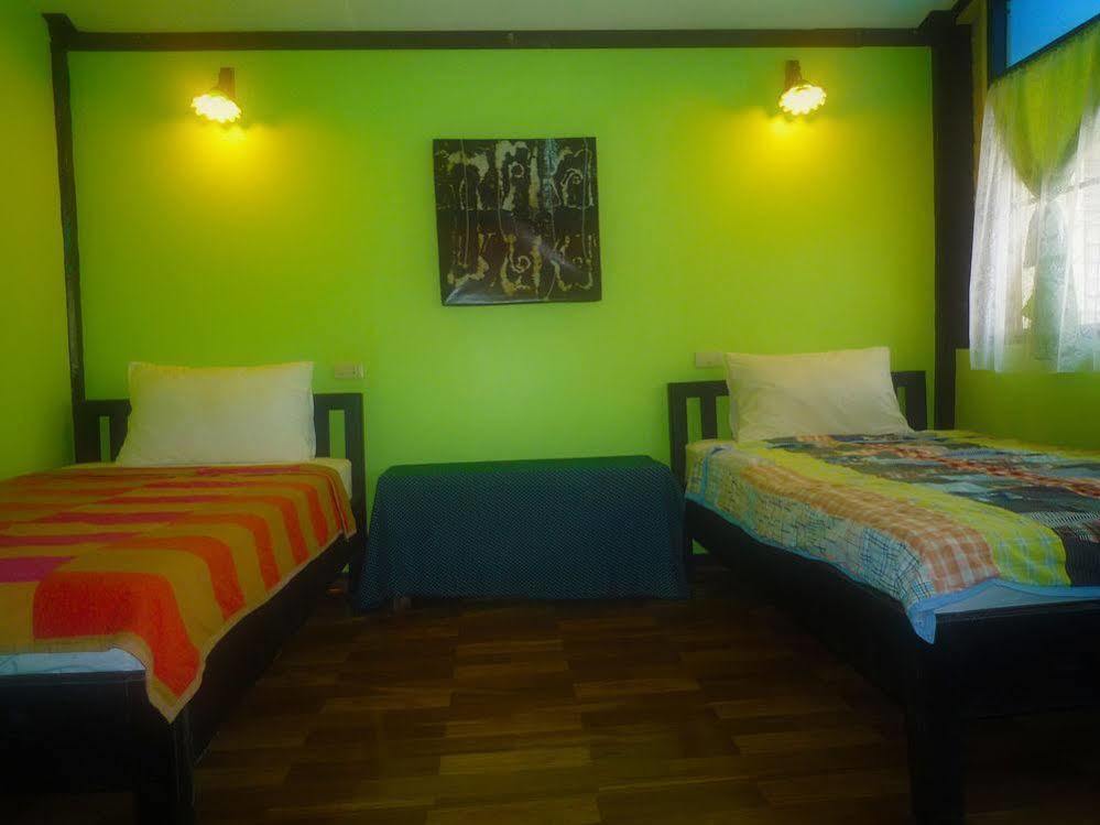 Noom Guesthouse Лопбури Экстерьер фото