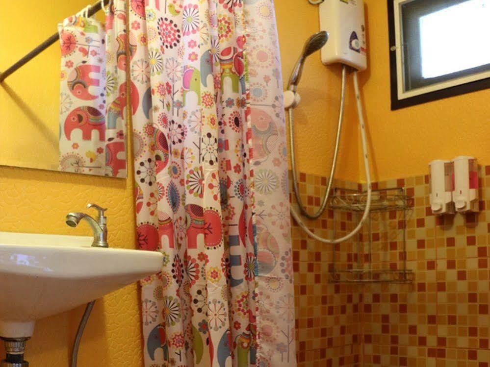 Noom Guesthouse Лопбури Экстерьер фото