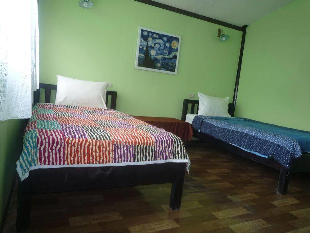 Noom Guesthouse Лопбури Экстерьер фото