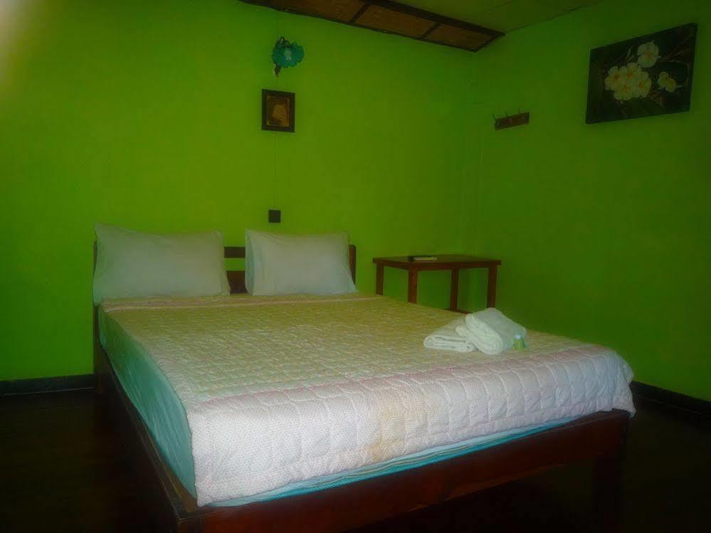 Noom Guesthouse Лопбури Экстерьер фото