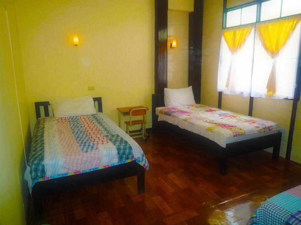 Noom Guesthouse Лопбури Экстерьер фото