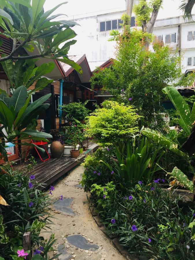 Noom Guesthouse Лопбури Экстерьер фото